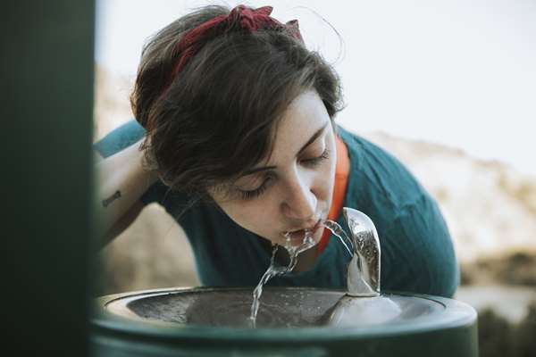 Czy picie nieprzegotowanej wody może być szkodliwe?